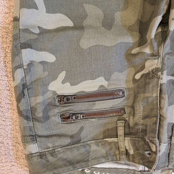 The Gap camo jeans, size 28 - Picture 4 of 5